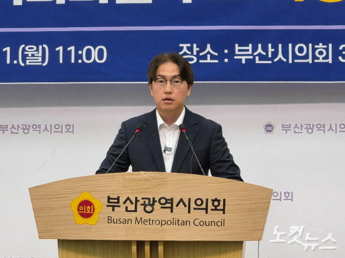 더불어민주당 하정우 부산 북구갑 보궐선거 후보가 1일 오전 부산시의회 브리핑룸에서 기자회견을 열고 막판 지지를 호소했다. 정혜린 기자