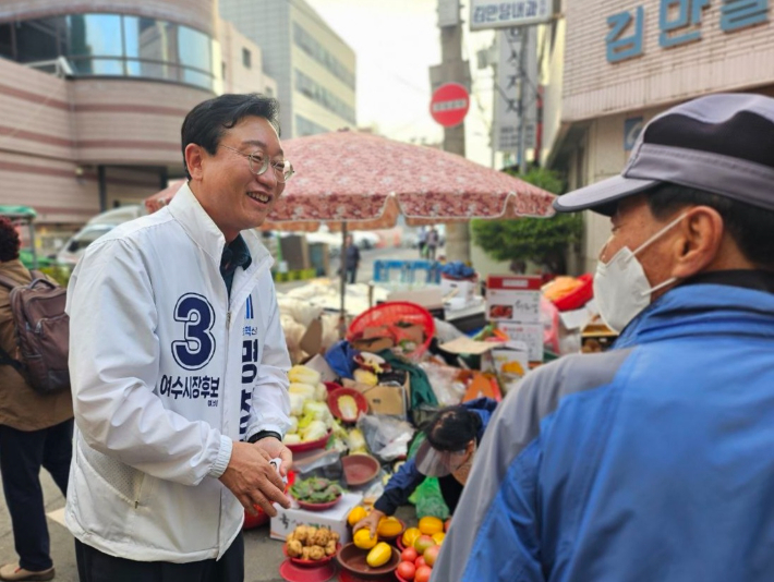 조국혁신당 명창환 전남 여수시장 후보가 전통시장에서 유권자와 이야기를 나누고 있다. 명창환 선거사무소 제공