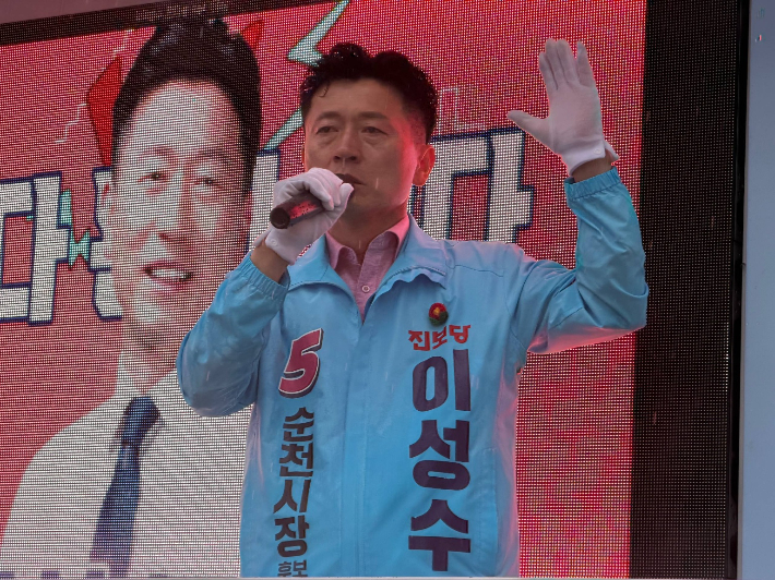 본투표를 하루 앞둔 2일 이성수 순천시장 후보가 순천 아랫장 유세 현장에서 눈물로 지지를 호소하고 있다. 이 후보 캠프 제공 