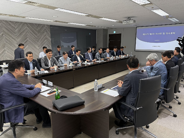 한국배구연맹(KOVO)이 2일 서울 마포구 상암동 배구연맹 대회의실에서 이사회 및 임시 총회를 열어 인터넷 방송 플랫폼 기업인 SOOP의 신규 회원 가입을 논의하고 있다. 연합뉴스