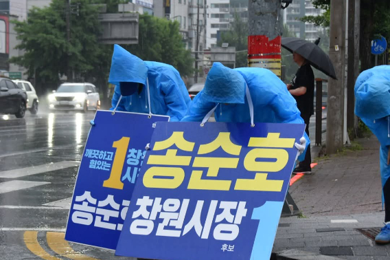 송순호 후보가 출근길 인사를 하고 있다. 송순호 후보 캠프 제공 