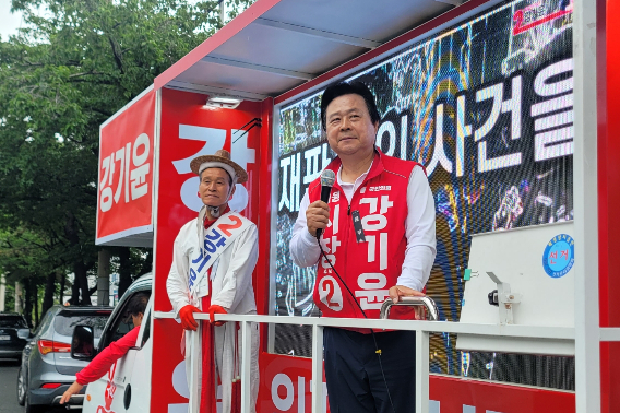 강기윤 후보가 차량 유세를 벌이고 있다. 강 후보 캠프