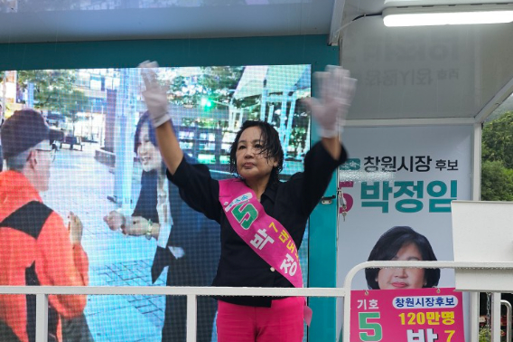 무소속 박정임 후보가 차량 유세를 하고 있다. 박정임 후보 캠프 제공 