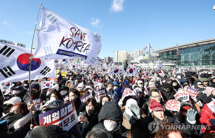 "극우정치와 종교의 결탁을 넘어…'반란의 신학'과 민주주의"