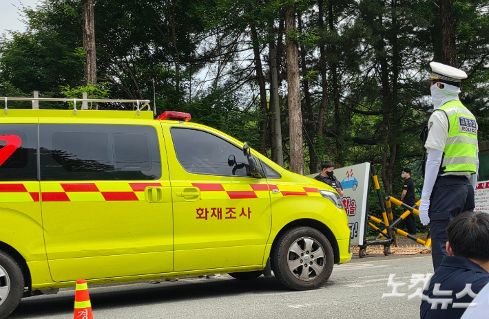 화재 조사를 위해 한화에어로스페이스 대전 공장으로 진입하는 소방당국. 박우경 기자
