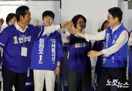 정청래 대표와 인사하는 정원오