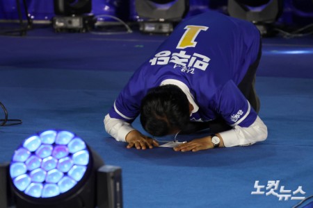지지 호소하는 큰절하는 정청래 대표
