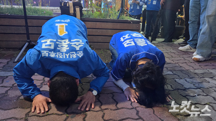 6·3 지방선거 본투표를 하루 앞둔 2일 저녁, 손훈모 순천시장 후보와 배우자가 조례동 피날레 유세 현장에서 지지자들에게 큰절을 올리며 지지를 호소하고 있다. 박사라 기자  