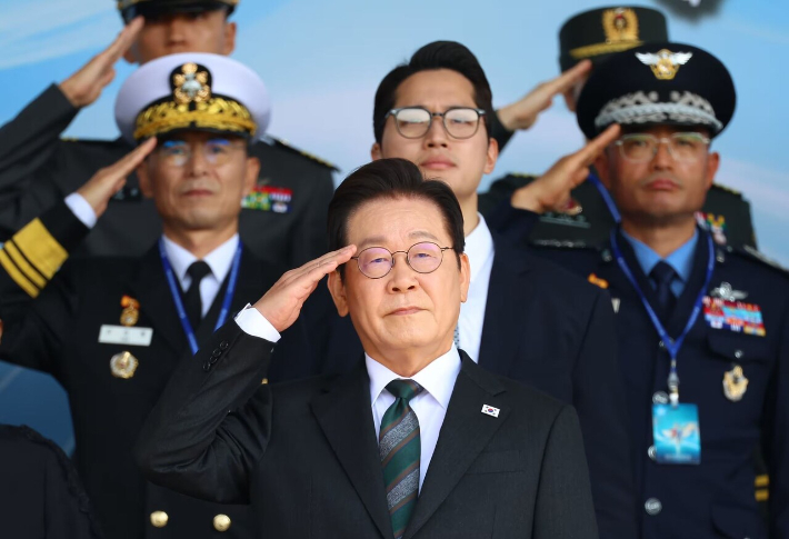 이재명 대통령이 작년 국군의 날 기념행사에서 거수경례하고 있다. 연합뉴스