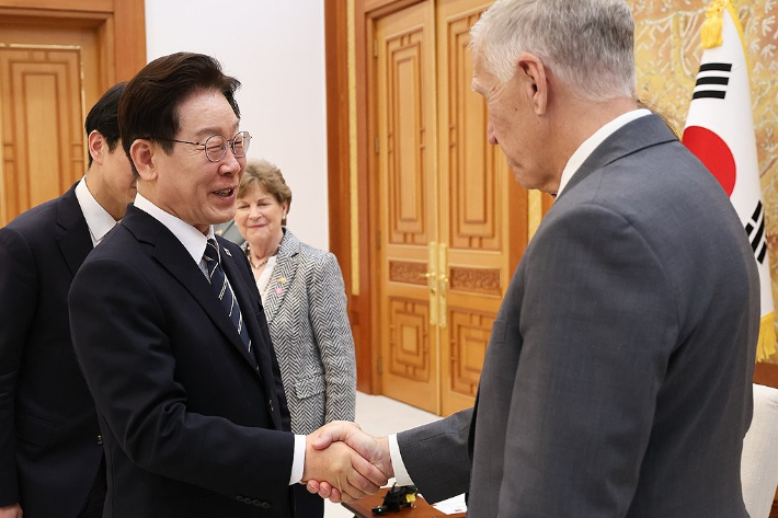 이재명 대통령이 지난 4월 2일 청와대에서 미국 상원의원단 접견에 앞서 톰 틸리스 의원과 악수하고 있다. 연합뉴스