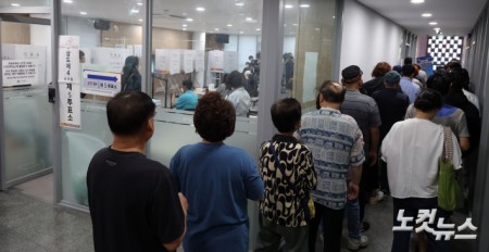 시작부터 붐비는 투표소