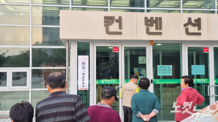 제9회 전국동시지방선거 본 투표가 시작된 3일 오전 5시 50분쯤 광주 북구 용봉동 제4투표소 앞에 유권자들이 차례를 기다리고 있다. 한아름 기자