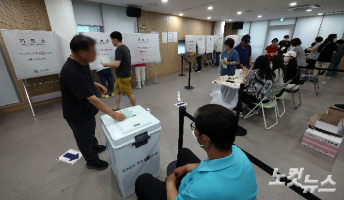 6·3지방선거 본투표일인 3일 서울 동작구 상도4동주민센터에 마련된 투표소에서 시민들이 투표지를 투표함에 넣고 있다. 황진환 기자