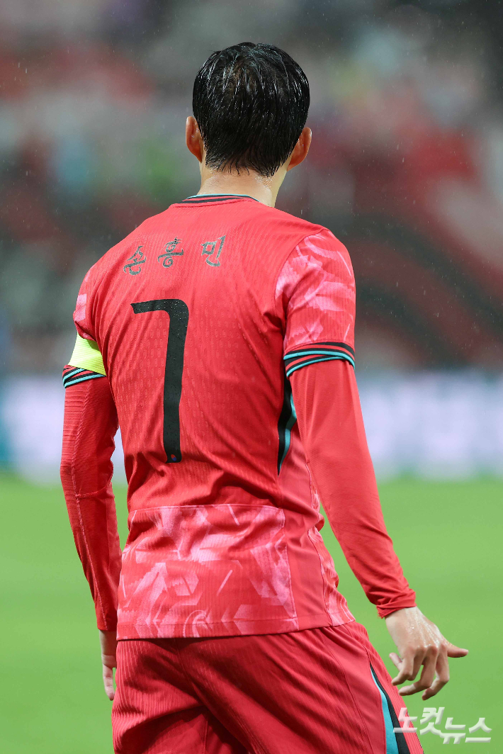 10일 서울월드컵경기장에서 열린 축구 국가대표팀 친선경기 대한민국과 브라질의 경기에서 손흥민이 한글 유니폼을 입고 있다. 박종민 기자
