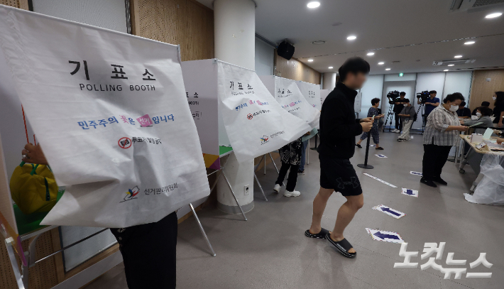 6·3지방선거 본투표일인 3일 서울 동작구 상도4동주민센터에 마련된 투표소에서 시민들이 투표지를 투표함에 넣고 있다. 황진환 기자