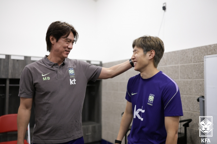 홍명보 감독과 이강인. 대한축구협회 제공
