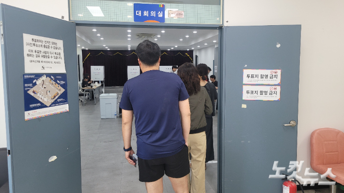 3일 오전 강원 강릉시 교1동주민센터에 마련된 투표소를 찾은 시민들. 전영래 기자