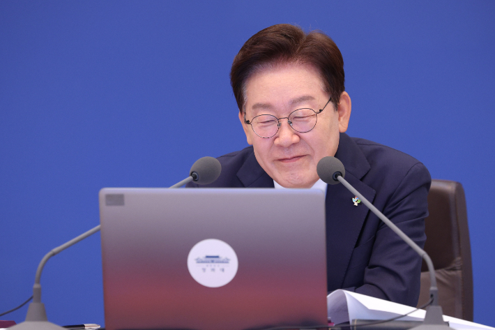 이재명 대통령이 2일 청와대에서 열린 국무회의 겸 비상경제점검회의에서 참석자 발언을 듣고 있다. 연합뉴스
