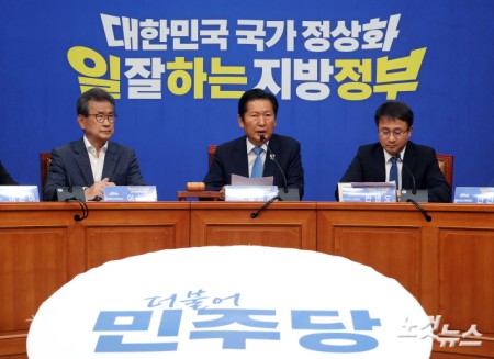 더불어민주당 정청래 총괄상임선대위원장이 6·3 지방선거일인 3일 서울 여의도 국회에서 열린 중앙선거대책위원회의에서 발언을 하고 있다.