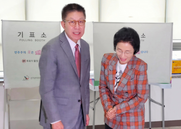 국민의힘 박형준 부산시장 후보가 3일 오전 9시 30분쯤 부산 해운대구 중2동 행정복지센터 투표소에서 배우자와 함께 투표하고 있다. 박 후보 캠프 제공