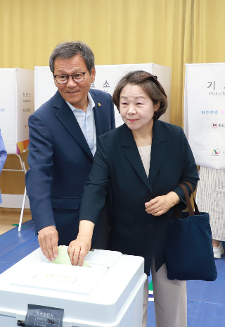 3일 오전 아내와 함께 투표를 하고 있는 국민의힘 김홍규 강릉시장 후보. 김 후보 측 제공