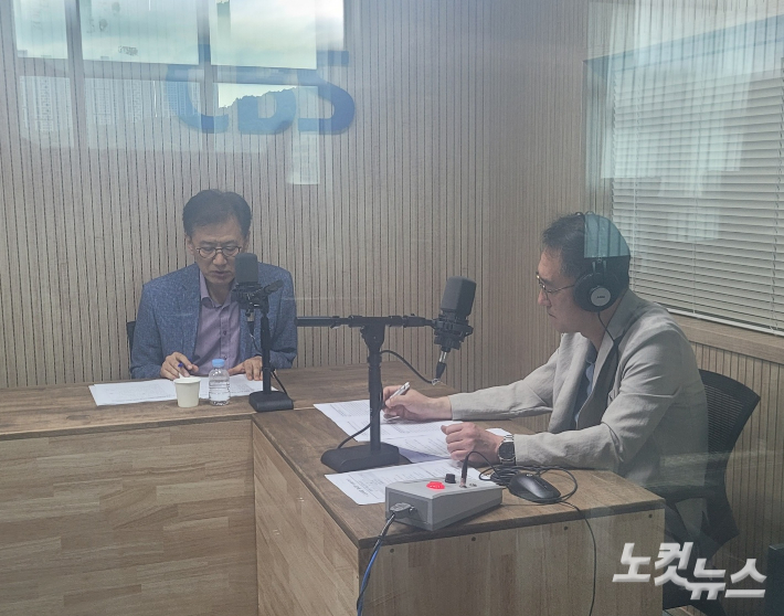 왼쪽부터 황규석 충북도 스마트농산과장, 김종현 앵커. 이은영 PD