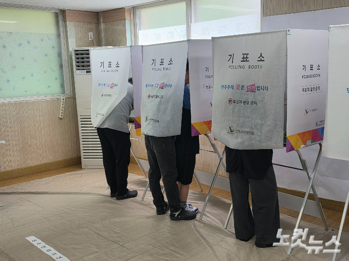 투표하는 시민들. 박우경 기자