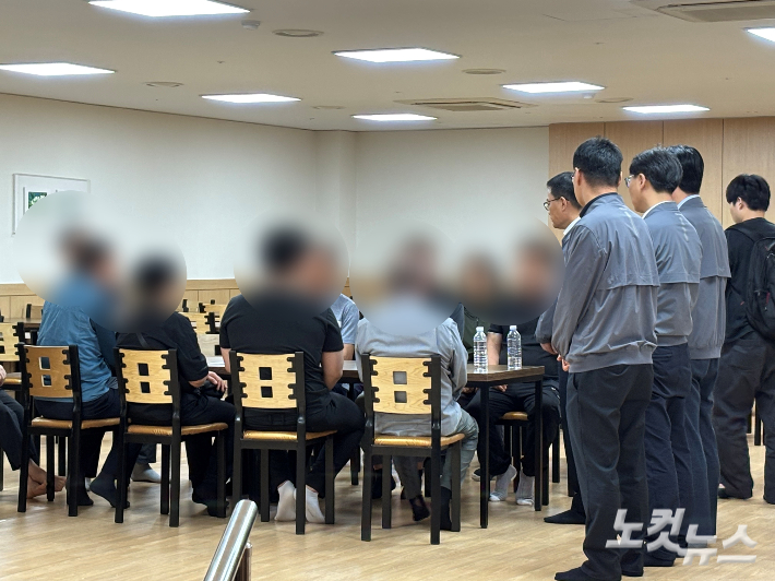 3일 오전 10시 40분쯤 한화에어로스페이스 손재일 대표이사와 가재웅 대전사업장장이 유족들이 모인 접객실을 찾아 사과하는 모습. 김미성 기자