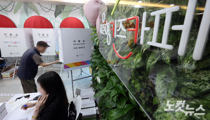 6·3지방선거 본투표일인 3일 서울 강서구 서울형키즈카페 시립화곡점에 마련된 우장산동 제3투표소에서 시민들이 투표를 하고 있다. 황진환 기자