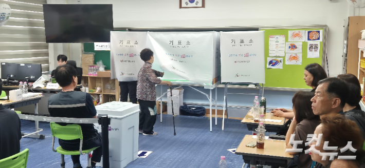 3일 오전 10시쯤 전북 전주시 덕진구 조촌초등학교에 마련된 투표소에서 주민이 기표소에 들어서고 있다. 심동훈 기자