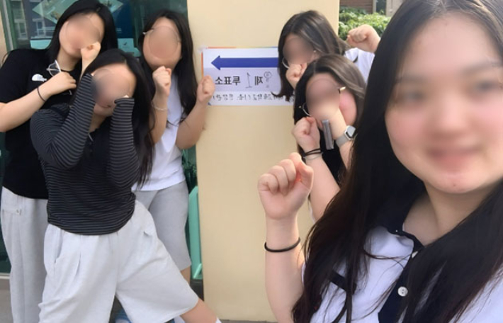 3일 전남 영암여자고등학교에 재학 중인 김다현(18)양은 친구들과 함께 첫 투표에 나섰다. 김다현 양 제공
