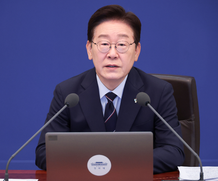 이재명 대통령이 2일 청와대에서 열린 국무회의 겸 비상경제점검회의에서 발언하고 있다. 연합뉴스