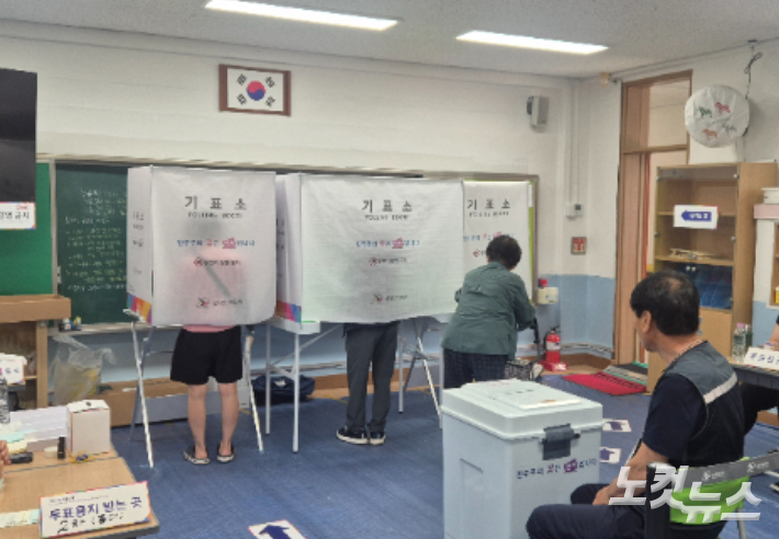 3일 오전 10시쯤 전주시 덕진구 조촌초등학교에 마련된 투표소에서 주민들이 투표하고 있다. 심동훈 기자