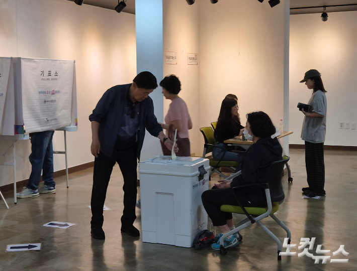 제9회 전국동시지방선거 투표일인 3일 부산 수영구 생활문화센터 2층에 마련된 광안2동 제2투표소에서 유권자들이 투표하고 있다. 김혜민 기자