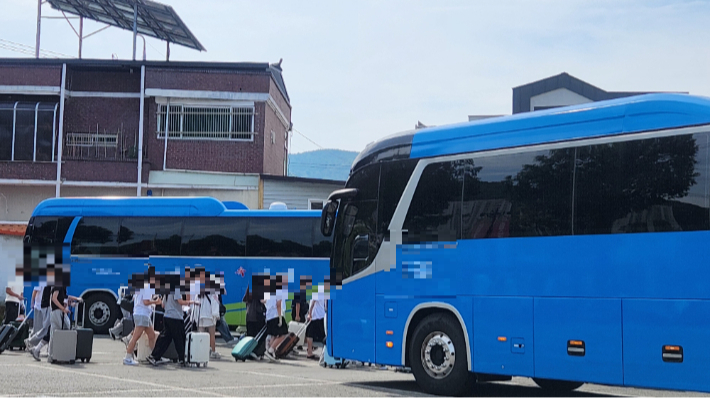 6·3 지방선거일인 3일 순천의 한 중학교 학생들이 수학여행과 수련회를 위해 출발하고 있다. 독자 제공