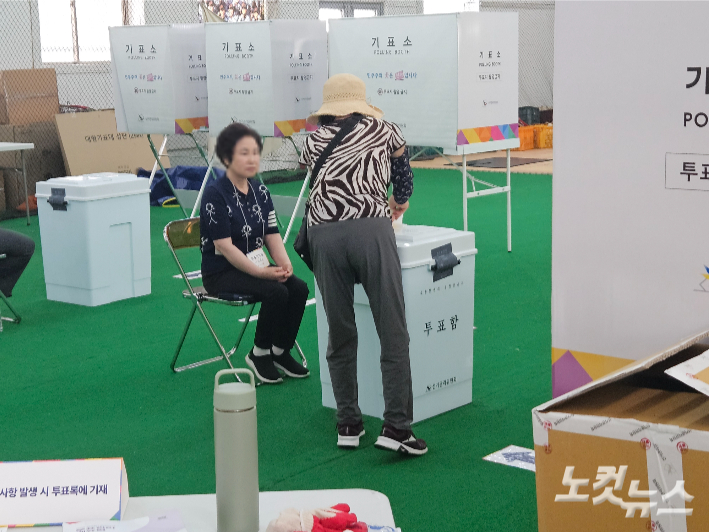 제9회 전국동시지방선거 본투표일인 3일 오전 서울 중구 청당동의 한 투표소에서 유권자가 투표용지를 투표함에 넣고 있다. 이원석 기자