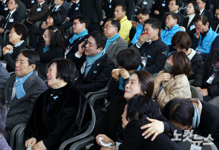 12.29 제주항공 여객기 참사 1주기인 지난해 12월 29일 오전 전남 무안국제공항에서 추모식이 엄수되고 있는 가운데 추모식에 참석한 유가족들이 오열하고 있다. 사진공동취재단