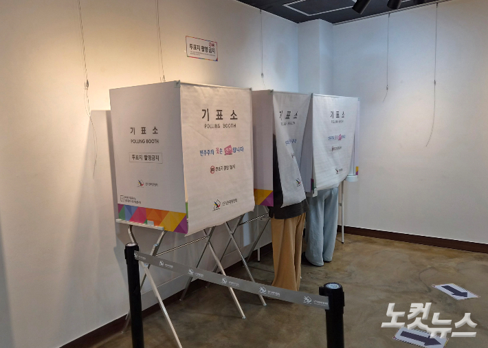 제9회 전국동시지방선거 투표일인 3일 부산 수영구 생활문화센터 2층에 마련된 광안2동 제2투표소에서 유권자들이 투표하고 있다. 김혜민 기자