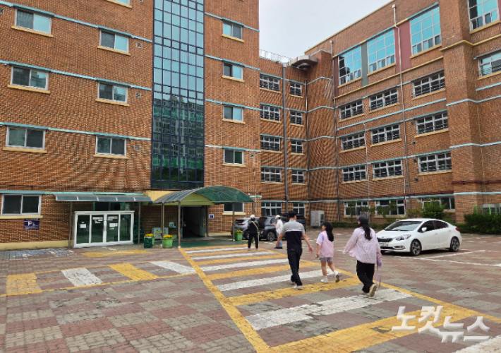 6·3 지방선거 본투표일인 3일 시민들이 평택시 안중읍 현화초등학교에 마련된 투표소로 향하고 있다. 정성욱 기자