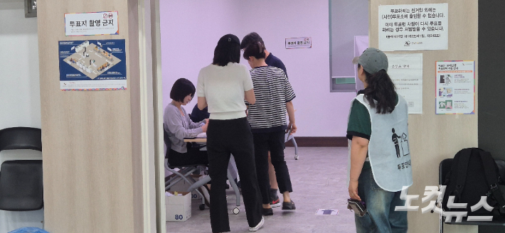 제9회전국동시지방선거 투표 마감을 한 시간 앞둔 오후 5시, 전북 전주시 서신동주민센터엔 투표를 하기 위한 시민들의 발걸음이 이어졌다. 심동훈 기자