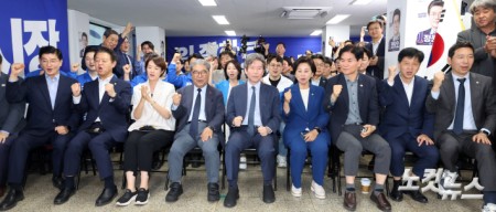 출구조사에 환호하는 정원오 캠프