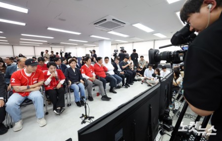 서울시장 정원오 우세…선거방송 지켜보는 오세훈 캠프