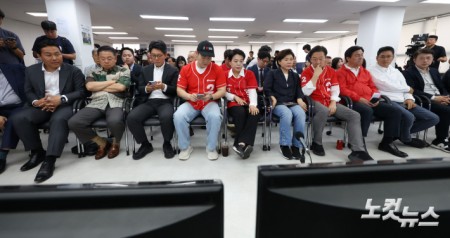 개표방송 지켜보는 오세훈 후보 캠프