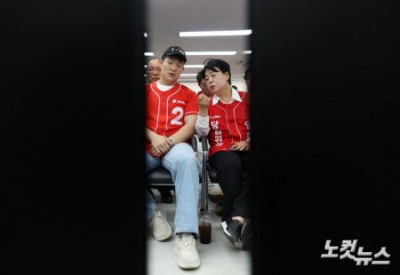 개표방송 지켜보는 오세훈 후보 캠프