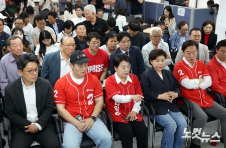 6·3지방선거 종료…개표방송 지켜보는 오세훈 캠프