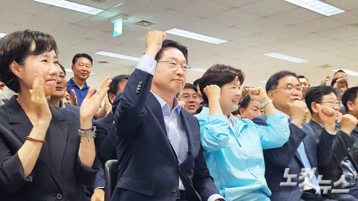 환호하고 있는 김경수 경남지사 후보. 최호영 기자 