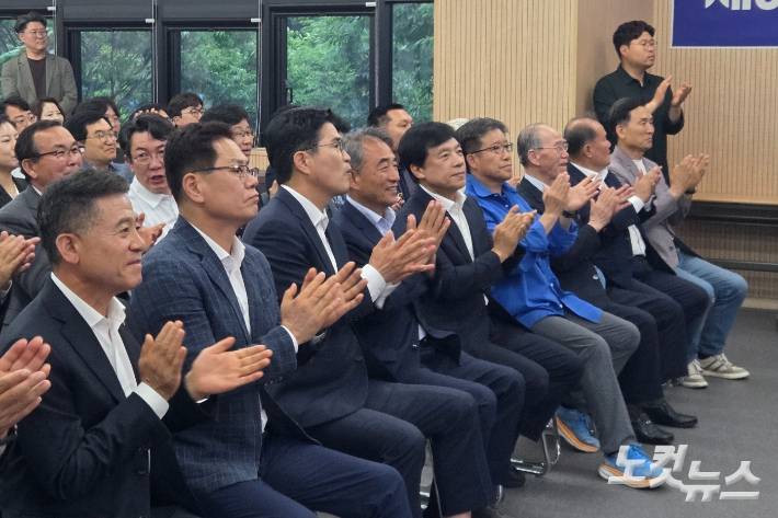 더불어민주당 이원택 도지사 후보 등이 민주당 전북도당 개표상황실에 모여 출구조사를 지켜봤다. 최명국 기자