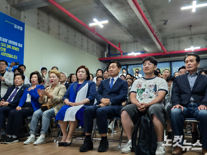 무소속 김관영 전북도지사 후보와 지지자들이 6·3 지방선거 직후 발표된 KBS·MBC·SBS 등 지상파 방송 3사 출구조사 결과를 보고 있다. 송승민 기자 
