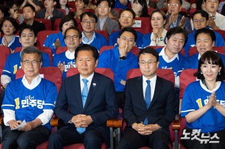 차분하게 출구조사 결과 지켜보는 민주당 지도부