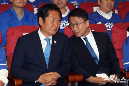 정청래 더불어민주당 대표와 한병도 원내대표가 3일 서울 여의도 국회 의원회관에 마련된 제9회 전국동시지방선거 및 국회의원 재보궐 선거 개표종합상황실에서 출구조사 결과를 지켜보며 대화를 하고 있다.